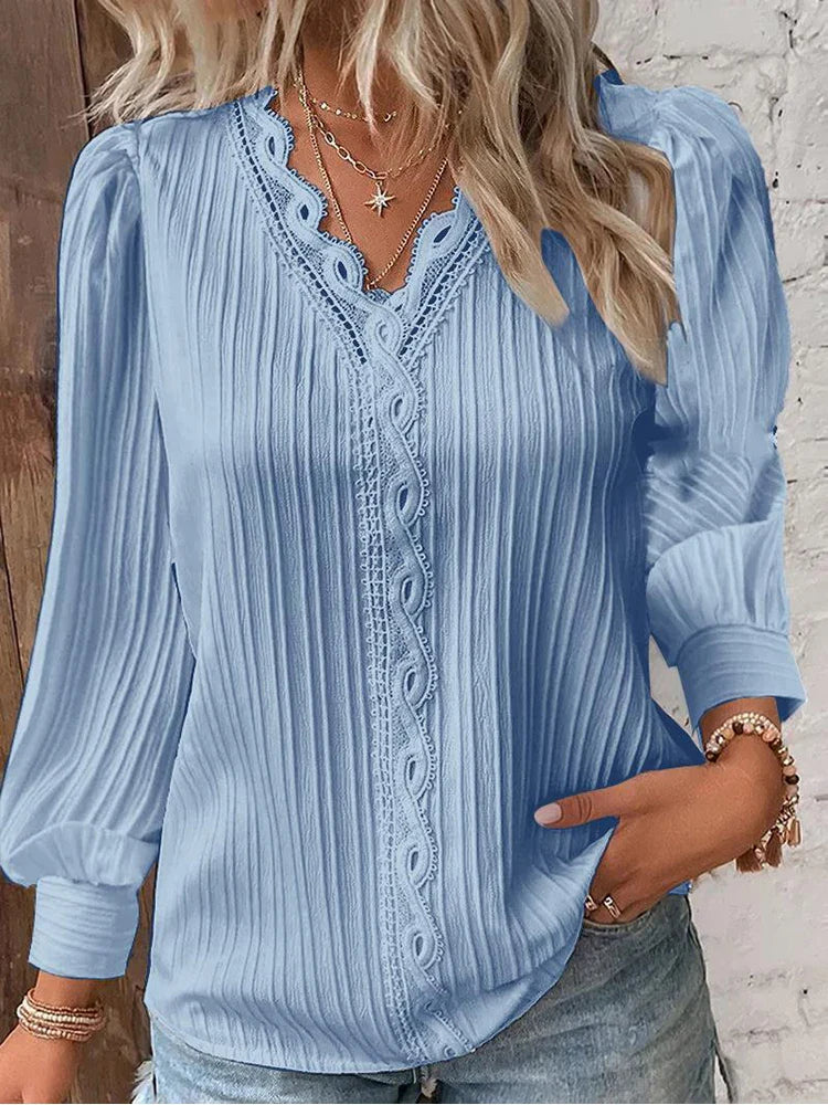 Julia™ | 2025 - Snygg chiffongblus med sofistikerad spetsdesign